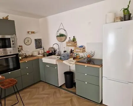 Quiet Cozy Nest In Town Apartment